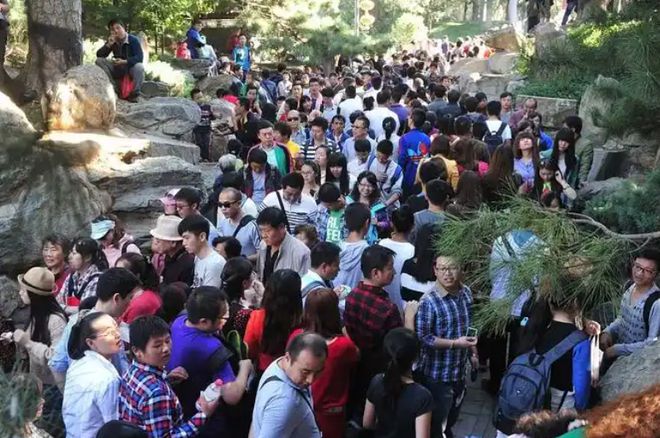 爬长城吃小吃感叹：倒贴钱也不来了麻将胡了辽宁游客五一来北京游故宫(图3)