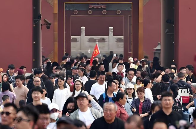 爬长城吃小吃感叹：倒贴钱也不来了麻将胡了辽宁游客五一来北京游故宫