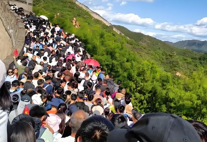爬长城吃小吃感叹：倒贴钱也不来了麻将胡了辽宁游客五一来北京游故宫(图6)