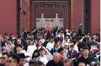 爬长城吃小吃感叹：倒贴钱也不来了麻将胡了